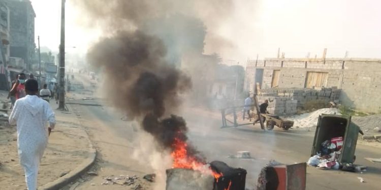 Marche de l’opposition : Rues barricadées et pneus enflammés dans plusieurs localités