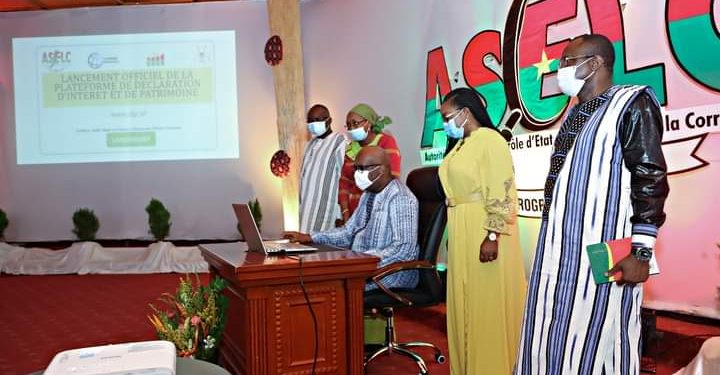 Lutte contre la corruption : Roch lance la plateforme de déclaration d’intérêt et de patrimoine en ligne