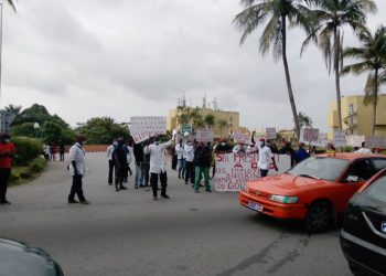 Cocody: Manifestation des agents du Golf Hôtel qui réclament 6 mois de salaire