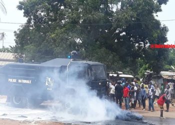 Côte d’Ivoire : Comment la police a permis à des hommes armés de machettes d’attaquer des manifestants