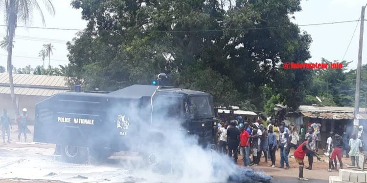 Côte d’Ivoire : Comment la police a permis à des hommes armés de machettes d’attaquer des manifestants