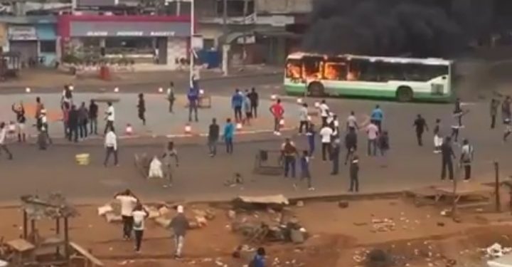 Manifestations anti-3è mandat : Un bus vandalisé à Yopougon, la Sotra suspend la desserte