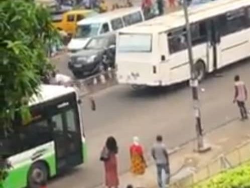 Meeting de l’opposition: Un individu interpellé avec une arme blanche au Félicia, des cars attaqués