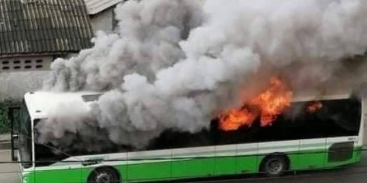 Cocody: Un bus de la Sotra part en fumée, le machiniste brûlé