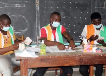 Présidentielle ivoirienne : « 23% des bureaux de vote n’ont pas ouvert et 15% ont fermé avant 17h30 » (Observateurs)