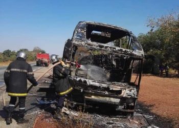 Burkina Faso : Un car de transport en commun prend feu et se consume à Boromo
