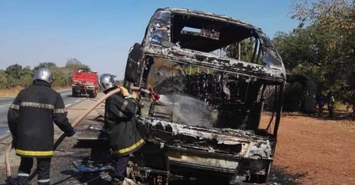 Burkina Faso : Un car de transport en commun prend feu et se consume à Boromo