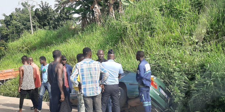 Autoroute Abidjan-Dabou: Les démolitions se poursuivent, un véhicule termine sa course dans un caniveau