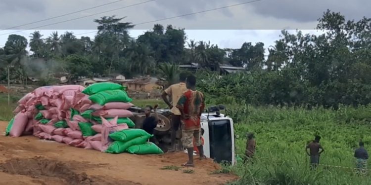 Axe Abidjan-Dabou : Un camion transportant du riz se renverse dans un ravin à Songon