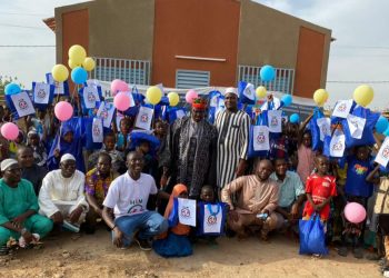 Burkina: 100 kits de vêtements supplémentaires pour 100 orphelins à Pouytenga