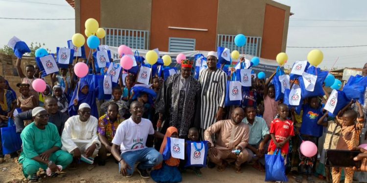 Burkina: 100 kits de vêtements supplémentaires pour 100 orphelins à Pouytenga