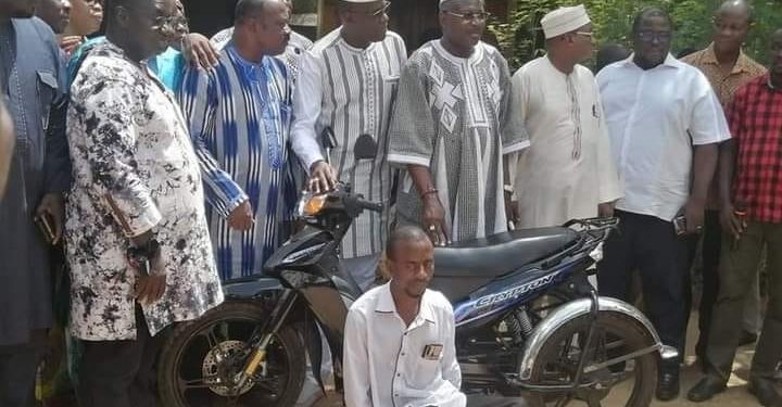 Burkina : Le Cfop fait don d’une moto au handicapé qui a participé à la marche du 3  juillet dernier