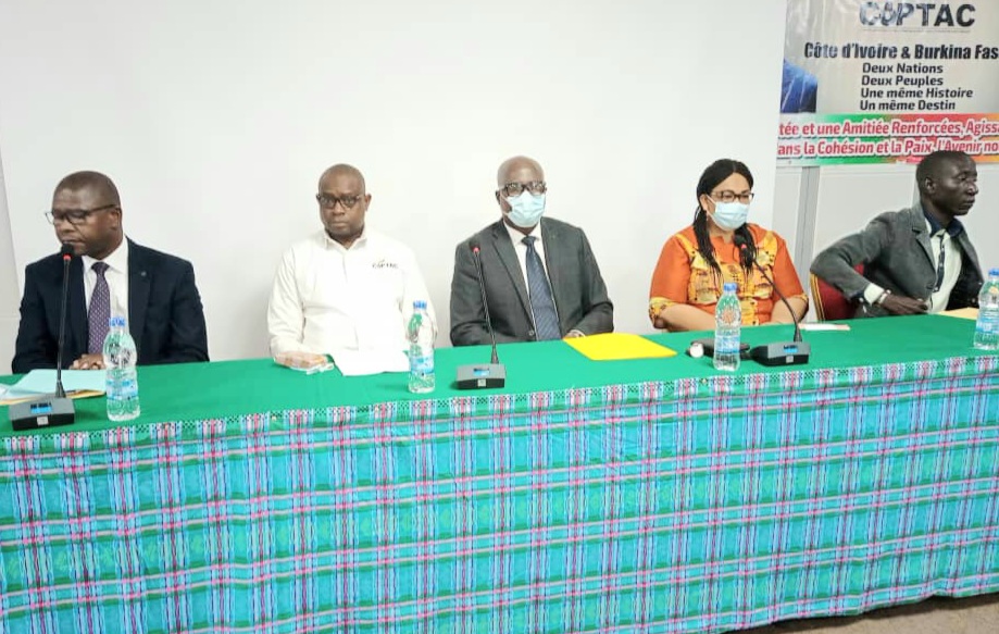 >Au nombre de 27, les lauréats de la 5é édition de la COPTAC recevrons chacun un trophée, notamment du Grand Prix du TAC, du Grand Prix d’honneur, et du Super Grand Prix du TAC. Un seul nom est inscrit au chapitre du Super Prix du TAC, il s’agit du Ministre d’Etat ivoirien, ministre de la Défense, Téné Birahima Ouatara. Dans la liste des Grand Prix du TAC, on retrouve des hommes d’affaires &nbsp;de renom, tels Yamoussa Coulibaly, DG DE Chim-Inter, Touré Ahmed Bouah, PDG de Sophia, Ibrahim Ouédrago, Promoteur de CIF-SST, et Abdoulaye Barro, DG de la Compagnie de transport TCV. Les ministres ivoiriens du Commerce, Diarrassouba Souleymane, de la Promotion de la jeunesse, Mamadou Touré, de la Solidarité, Myss Belmonde Dogo, sont inscrits sur la liste des lauréats du Grand Prix d’honneur.</p><div class=