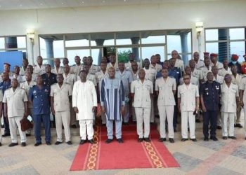 Terrorisme: Roch Kaboré prend langue avec le commandement militaire et les officiers