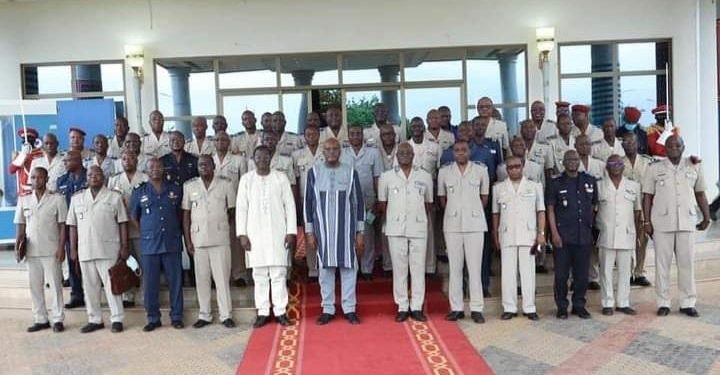 Terrorisme: Roch Kaboré prend langue avec le commandement militaire et les officiers