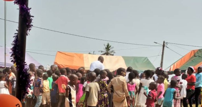 Arbre de Noël: La Scinpa cadeaute 1200 enfants des planteurs