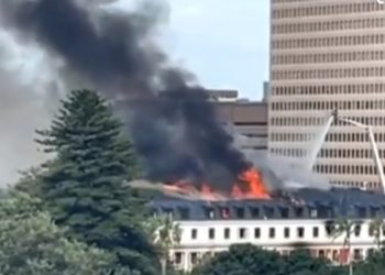 Afrique du Sud/Incendie du Parlement: Le feu reprend après une accalmie