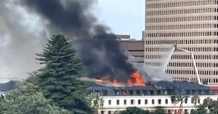 Afrique du Sud/Incendie du Parlement: Le feu reprend après une accalmie