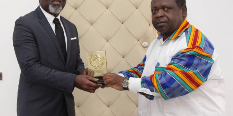 Ebony d’honneur 2021: Yao Noël dédie sa distinction au ministre Alcide Djédjé