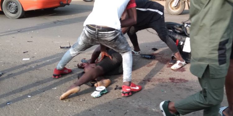 Yopougon Pk17: Un motocycliste violemment fauché par un gbaka