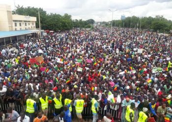 Mali: Des milliers de manifestants protestent contre les sanctions de la Cédéao