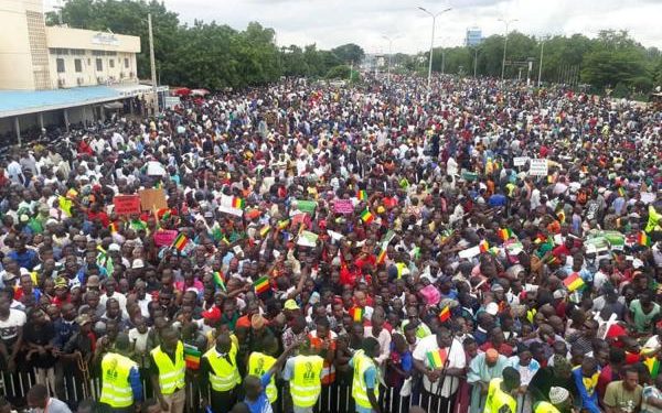 Mali: Des milliers de manifestants protestent contre les sanctions de la Cédéao