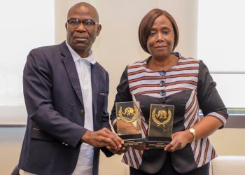 Ebony 2021: Sériba Koné présente ses prix à la Secrétaire d&rsquo;État Clarisse Mahi