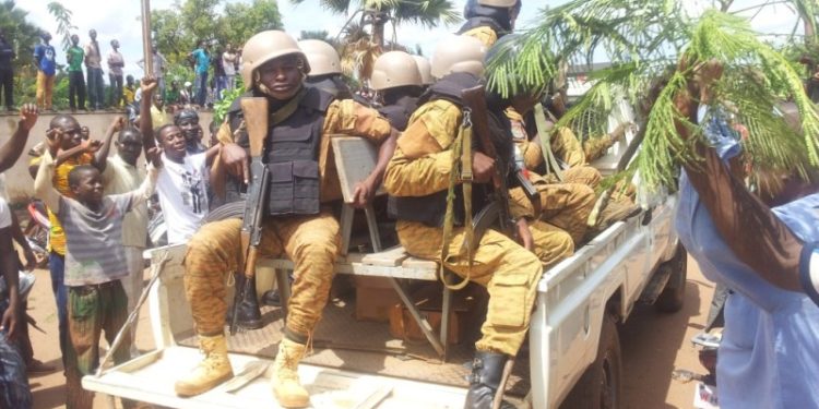 Burkina: Des tirs nourris dans deux camps, on évoque une mutinerie