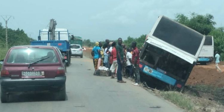 Route de Dabou: Un car fait une sortie de route, aucune victime
