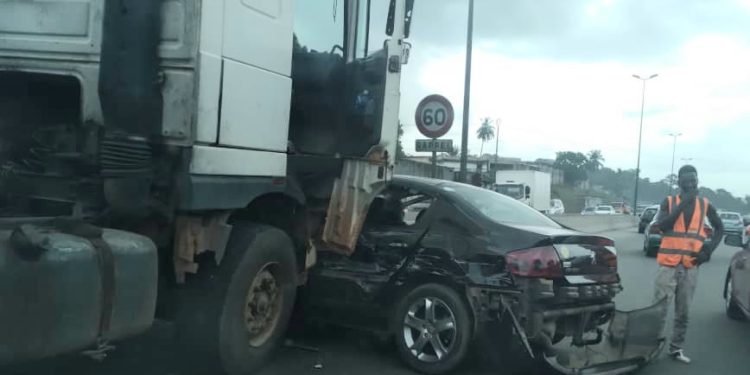 Yopougon-Adjamé: Un poids lourd percute sur le flanc un véhicule de marque 407