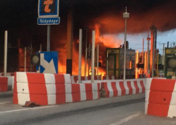 Autoroute du Nord: Le poste à péage d&rsquo;Attinguié en feu
