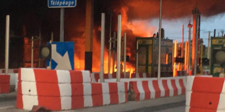 Autoroute du Nord: Le poste à péage d&rsquo;Attinguié en feu