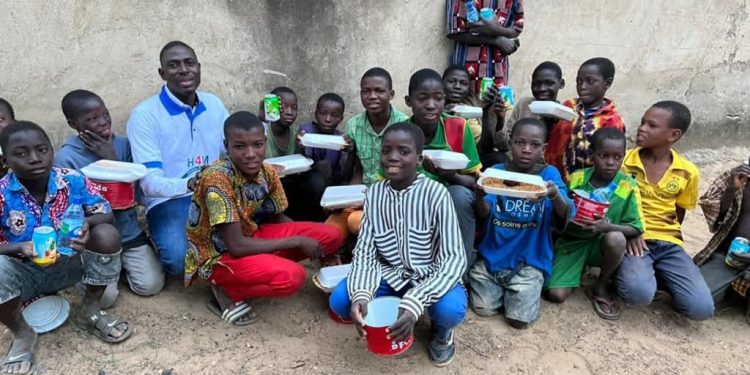 Burkina: L’association AGV a offert 800 kits alimentaires aux veuves durant le ramadan