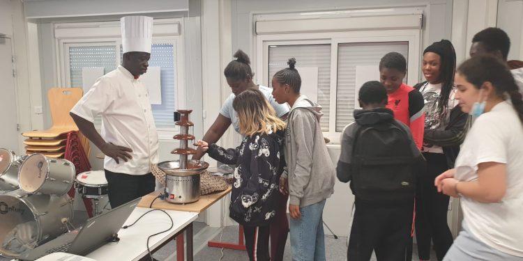 Foire du chocolat bio: Le processus du cacao expliqué aux collégiens d&rsquo;Alfred Sisley