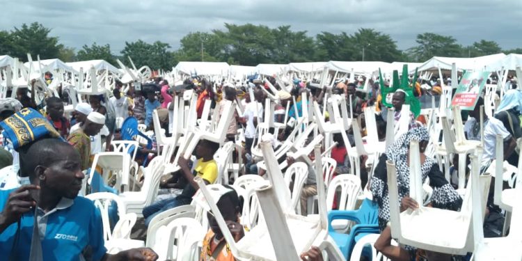 Hommage au chef de l&rsquo;État: Des heures d&rsquo;attentes éprouvantes pour les producteurs