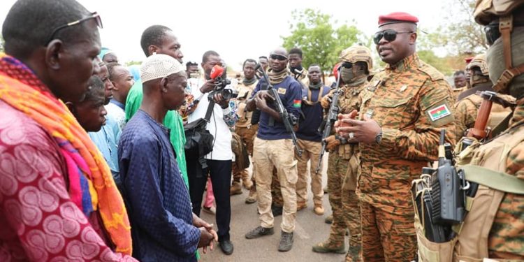 Massacre de Seytenga : Le Président Damiba sur les lieux, promet que les assaillants seront retrouvés