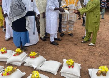 Burkina: Le Pca de la Coopérative de  Café-Cacao UDAN fait des dons en vivres à Nagréongo