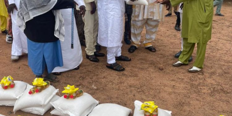 Burkina: Le Pca de la Coopérative de  Café-Cacao UDAN fait des dons en vivres à Nagréongo