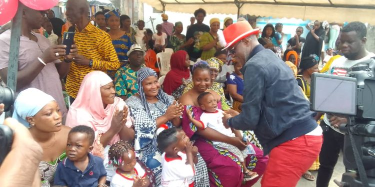 Arbre de Noël: Djama Dibi Antoine donne le sourire à 1500 enfants d&rsquo;Attécoubé