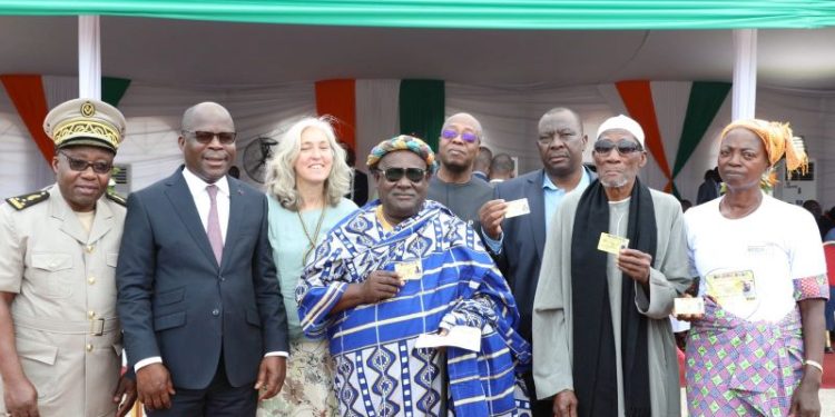 Agboville: Qui est le centenaire qui a reçu sa carte de producteur au lancement de la distribution?