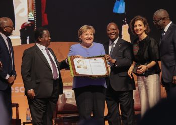 Prix FHB : Merkel garde le diplôme et la médaille et offre les 75 millions à une Association