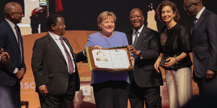 Prix FHB : Merkel garde le diplôme et la médaille et offre les 75 millions à une Association