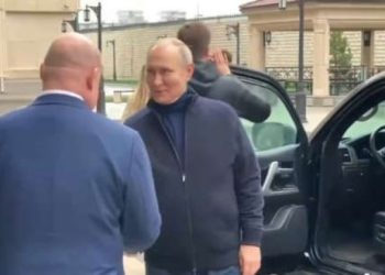 Crimée et Marioupol : Poutine s’offre une balade en voiture dans les rues des villes conquises