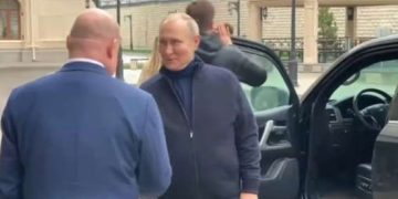 Crimée et Marioupol : Poutine s’offre une balade en voiture dans les rues des villes conquises