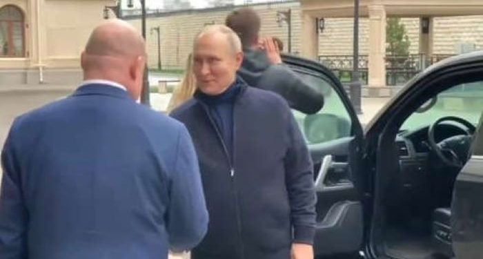 Crimée et Marioupol : Poutine s’offre une balade en voiture dans les rues des villes conquises