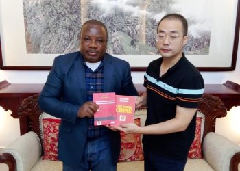 Côte d’Ivoire: Sylvain Takoué a dédicacé ses deux «livres rouges» à l’Ambassade de Chine