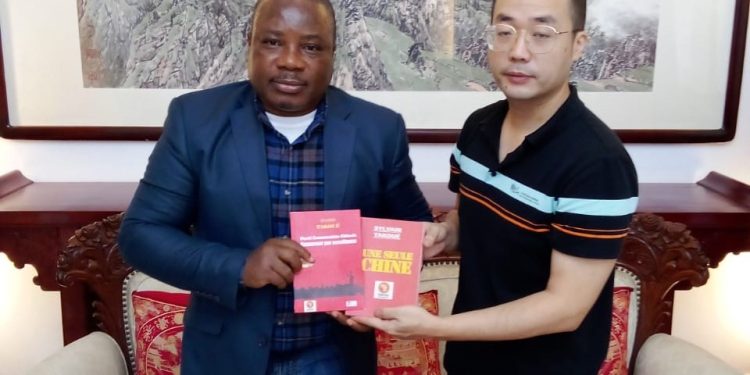 Côte d’Ivoire: Sylvain Takoué a dédicacé ses deux «livres rouges» à l’Ambassade de Chine