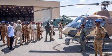Burkina: Le Capitaine Traoré en visite à la base 511, félicite le personnel de l’Armée de l’air