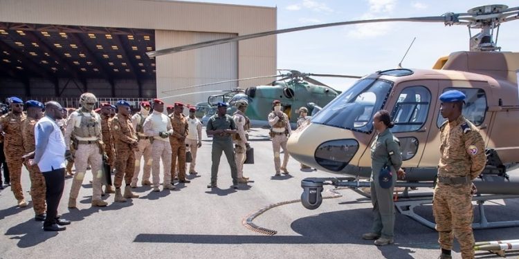 Burkina: Le Capitaine Traoré en visite à la base 511, félicite le personnel de l’Armée de l’air