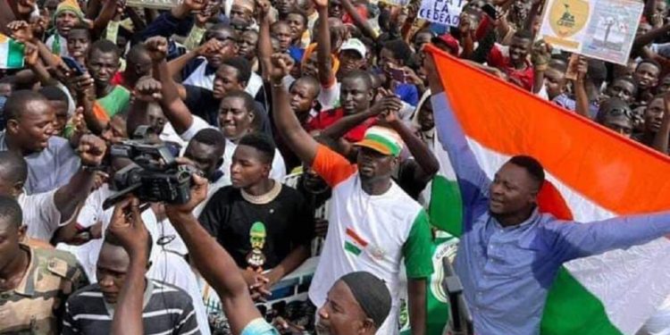 Niger: 30.000 manifestants soutiennent les putschistes à Niamey
